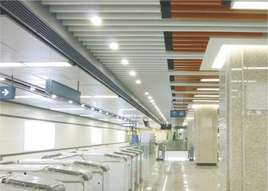 J que se encrespaba formó el techo linear flotante enchufable teja el techo suspendido de aluminio de encargo de la tira de metal