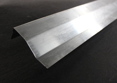 El adornamiento del metal suspendió el techo de aluminio Waved formó 0.7m m para las tejas del techo de la oficina