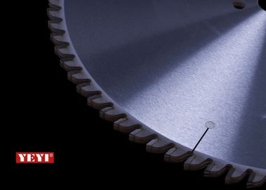 El TCT japonés 14 del acero SKS5 avanza lentamente la hoja de sierra circular para rasgar la madera 350m m
